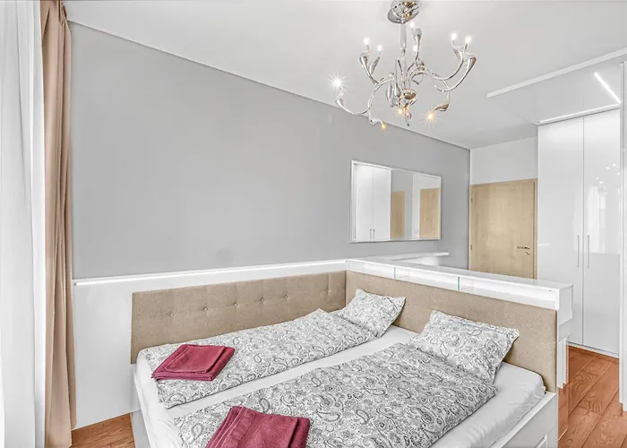 New Large Apartment, Free Parking! Apartmán