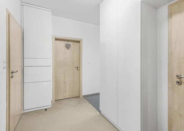 New Large Apartment, Free Parking! *