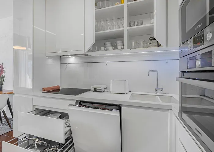New Large Apartment, Free Parking! *
