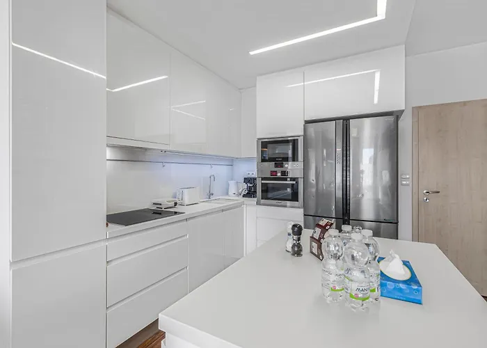 New Large Apartment, Free Parking! *