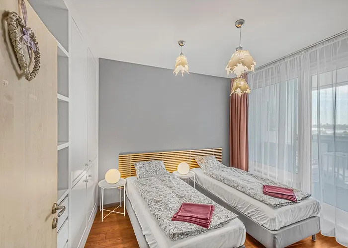 New Large Apartment, Free Parking!