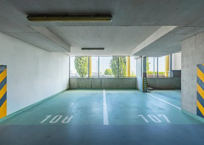 New Large Apartment, Free Parking!