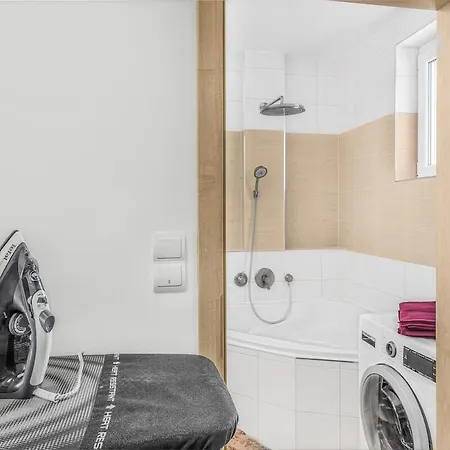 Apartmán New Large Apartment, Free Parking!