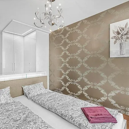 New Large Apartment, Free Parking! Apartmán *