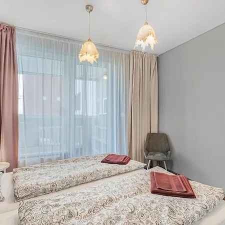 New Large Apartment, Free Parking! Apartmán *