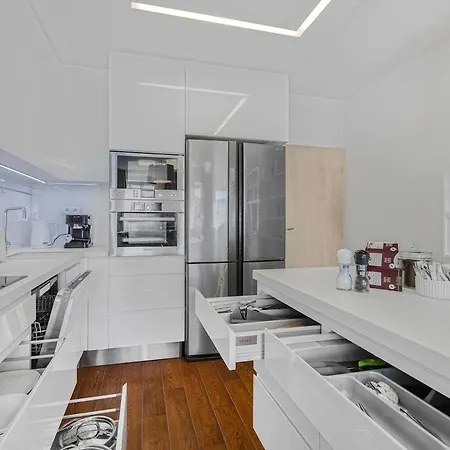 New Large Apartment, Free Parking! Apartmán *