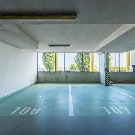 New Large Apartment, Free Parking! Praha