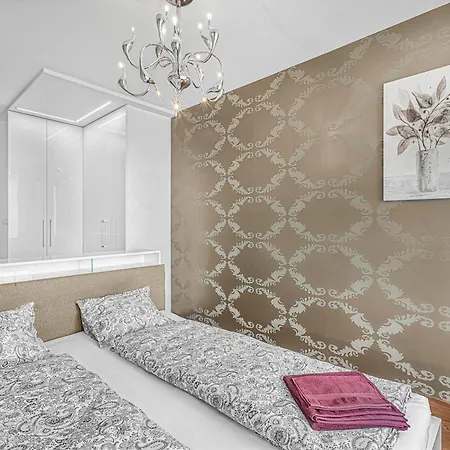 New Large Apartment, Free Parking! * Praha