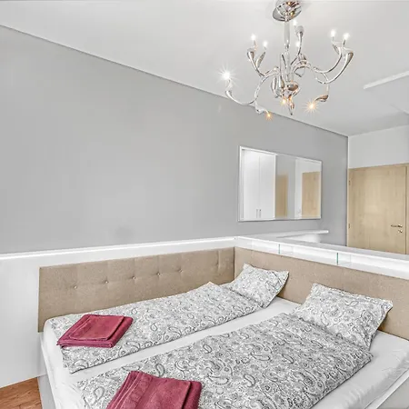 New Large Apartment, Free Parking! Apartmán