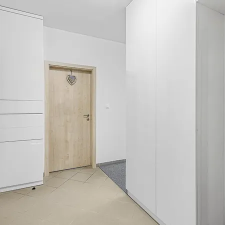New Large Apartment, Free Parking! *