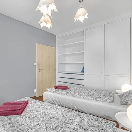 Apartmán New Large Apartment, Free Parking!