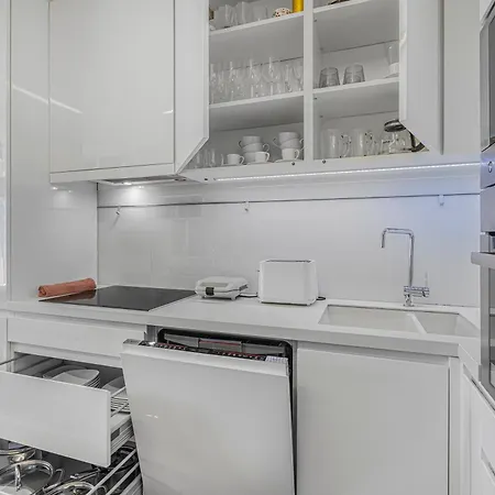 New Large Apartment, Free Parking! *