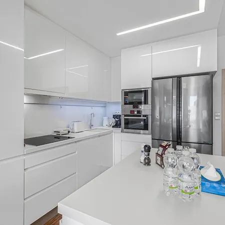 New Large Apartment, Free Parking! *